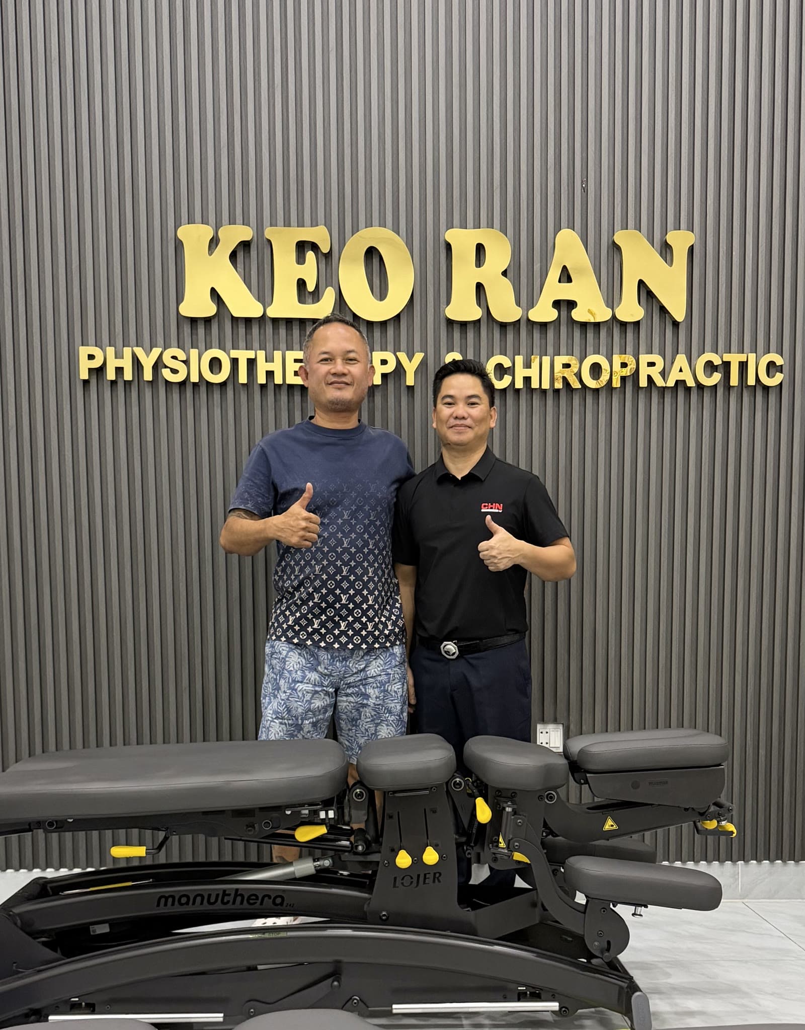 Keo Ran Physiotherapy team providing treatment